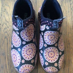 Bogs pink and black rain booties